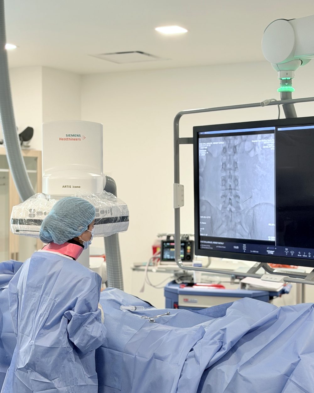 Dra. Denise Vázquez performing image-guided spine fluoroscopy