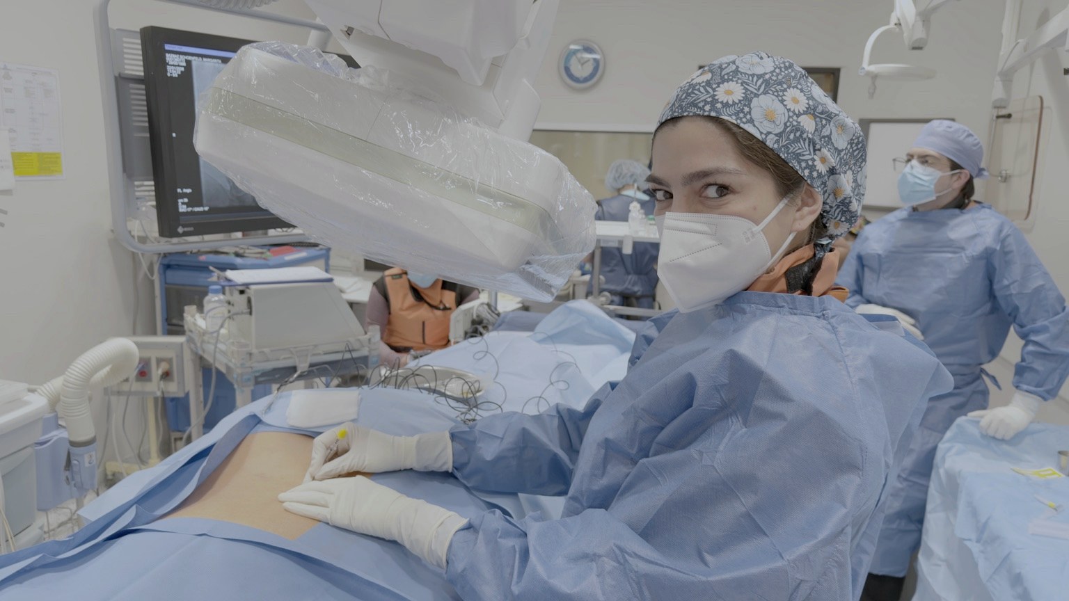 Dr. Denise Vázquez verifying a procedure with fluoroscopy