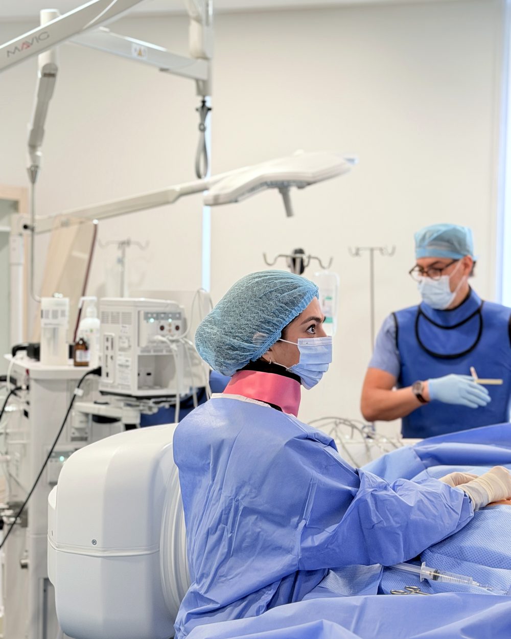 Dra. Denise Vázquez during an image-guided procedure