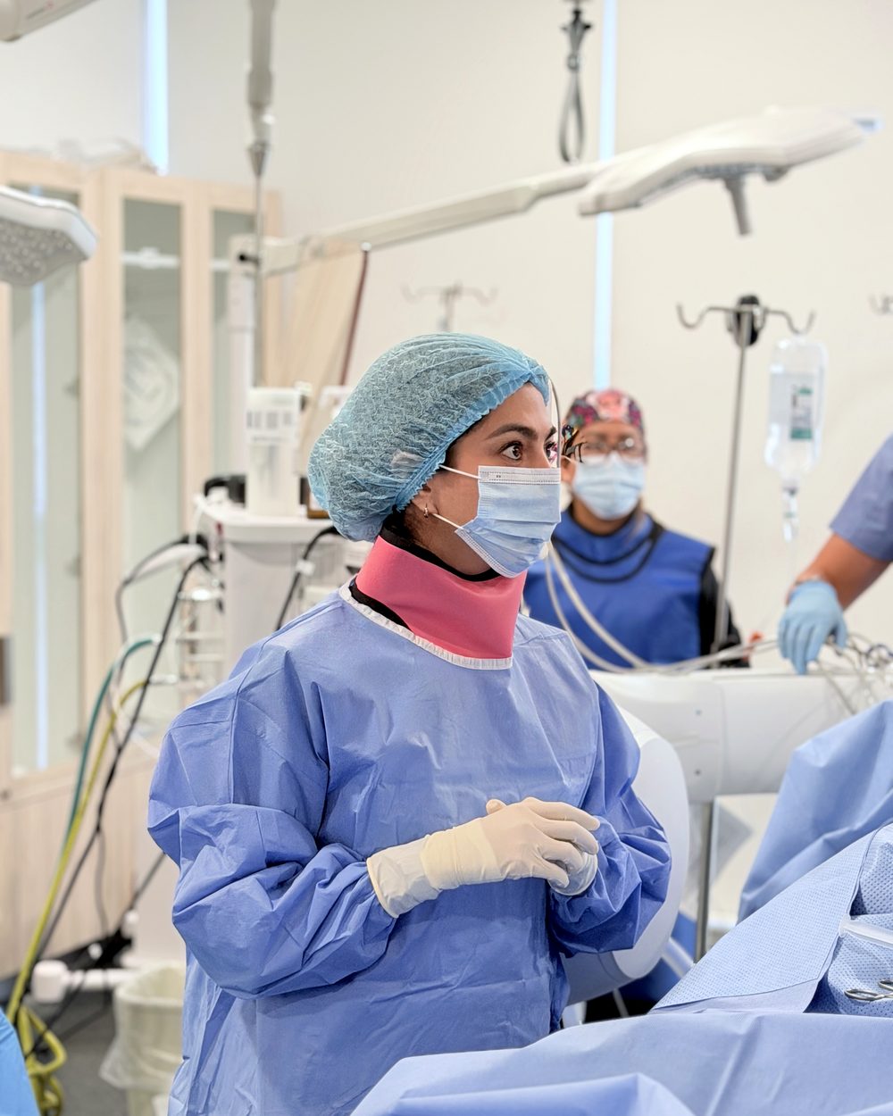 Dra. Denise Vázquez in a hospital setting with the medical team