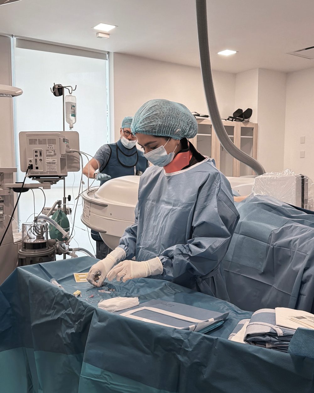 Dra. Denise Vázquez preparing an interventional procedure in the operating room