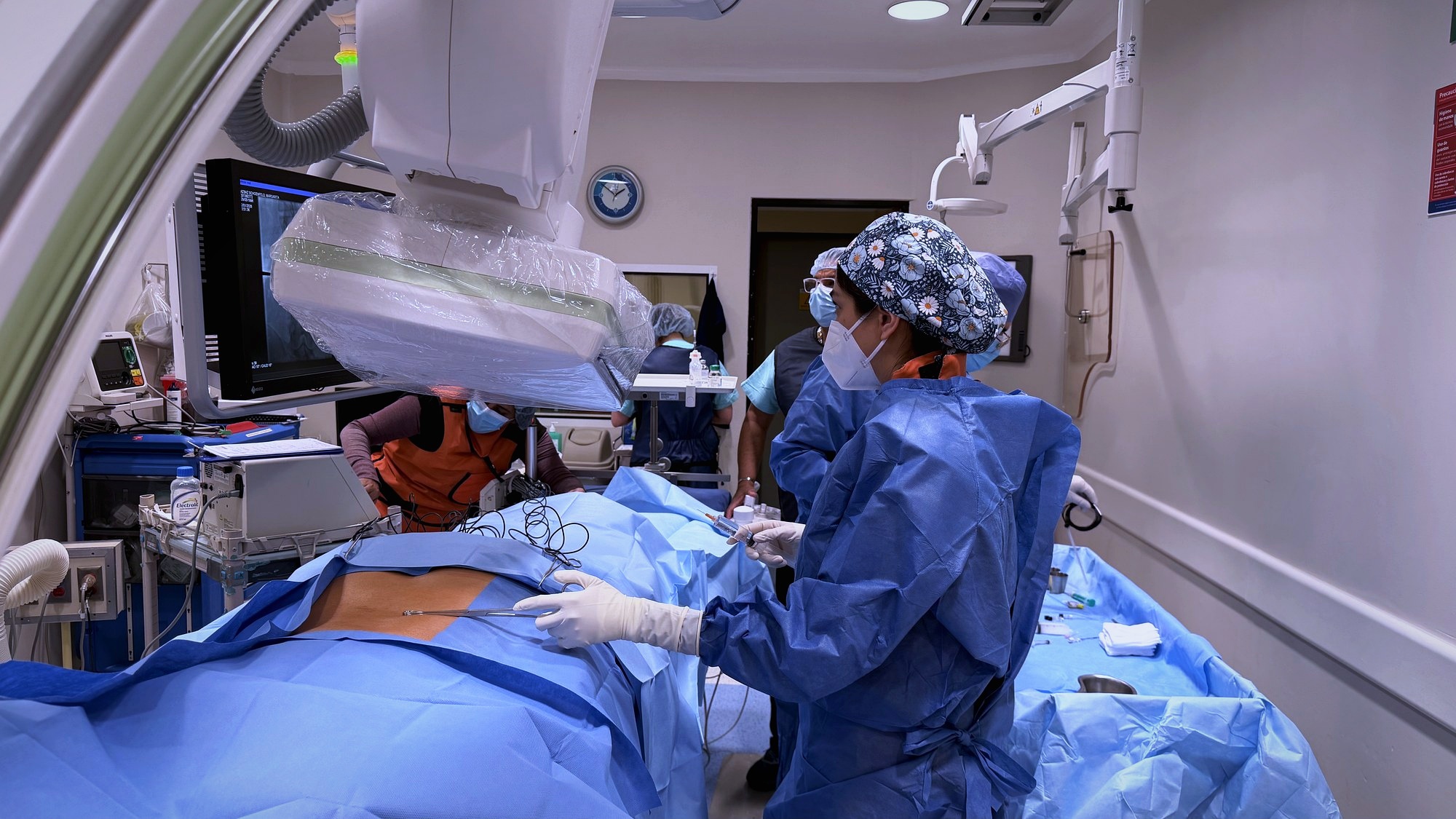 Denervación por radiofrecuencia guiada por fluoroscopía — procedimiento mínimamente invasivo